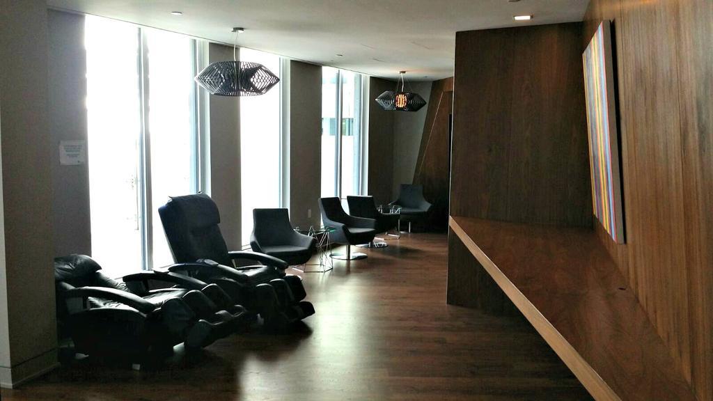 Pelicanstay In Toronto Entertainment District Esterno foto