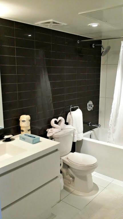 Pelicanstay In Toronto Entertainment District Esterno foto